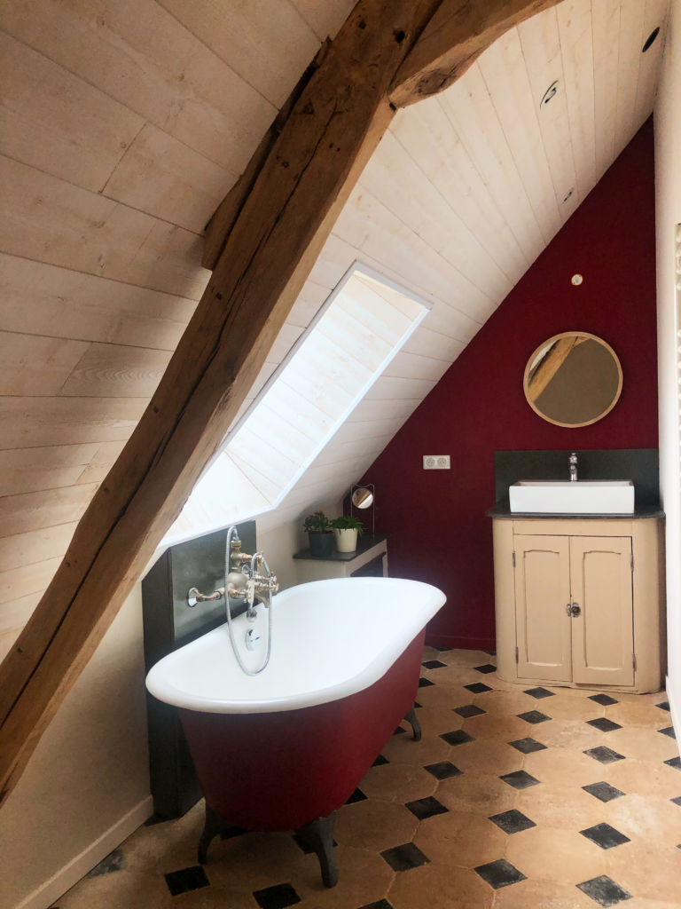 Salle de bain avec baignoire ancienne n fonte