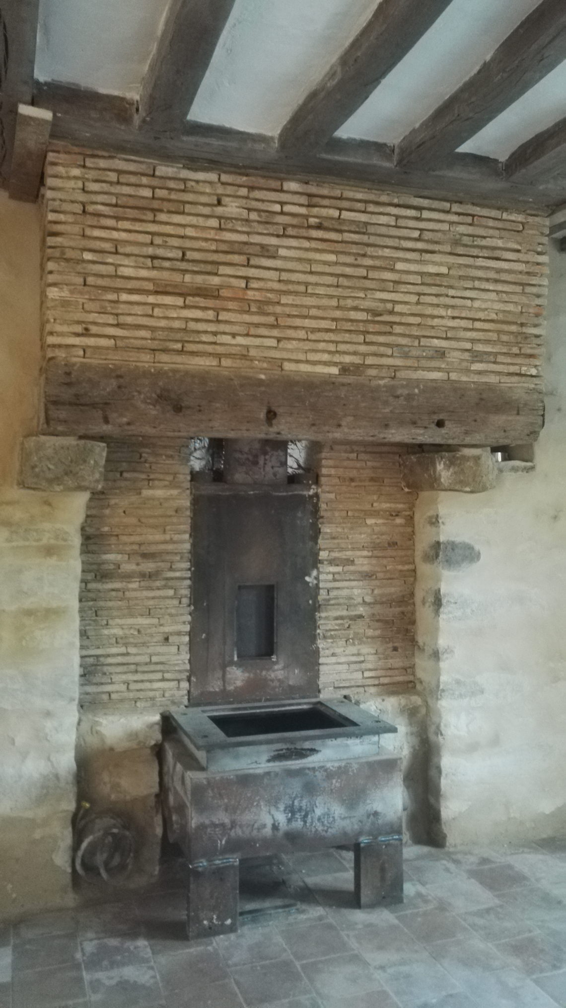 La cheminée avant le coffrage lors des travaux